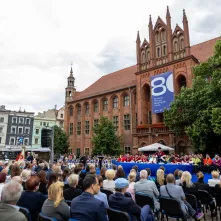 Uroczyste posiedzenie Senatu UMK na Rynku Staromiejskim 