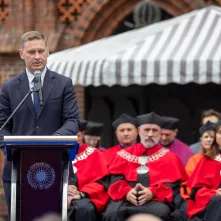 Uroczyste posiedzenie Senatu UMK na Rynku Staromiejskim 