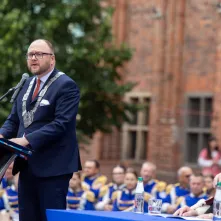 Uroczyste posiedzenie Senatu UMK na Rynku Staromiejskim 