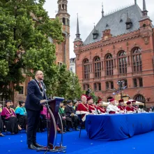 Uroczyste posiedzenie Senatu UMK na Rynku Staromiejskim 