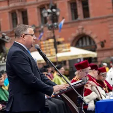 Uroczyste posiedzenie Senatu UMK na Rynku Staromiejskim 