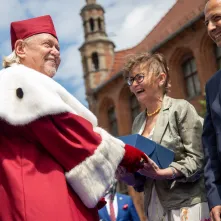 Uroczyste posiedzenie Senatu UMK na Rynku Staromiejskim 