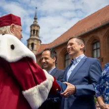 Uroczyste posiedzenie Senatu UMK na Rynku Staromiejskim 