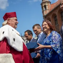 Uroczyste posiedzenie Senatu UMK na Rynku Staromiejskim 