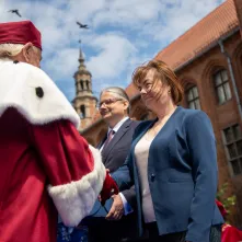Uroczyste posiedzenie Senatu UMK na Rynku Staromiejskim 