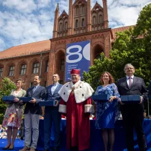 Uroczyste posiedzenie Senatu UMK na Rynku Staromiejskim 