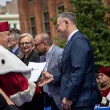 Uroczyste posiedzenie Senatu UMK na Rynku Staromiejskim 