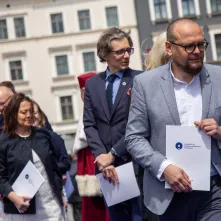 Uroczyste posiedzenie Senatu UMK na Rynku Staromiejskim 