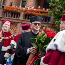 Uroczyste posiedzenie Senatu UMK na Rynku Staromiejskim 