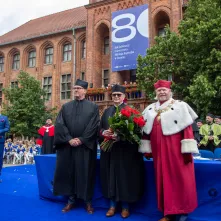 Uroczyste posiedzenie Senatu UMK na Rynku Staromiejskim 