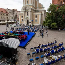 Uroczyste posiedzenie Senatu UMK na Rynku Staromiejskim 