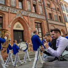 Uroczyste posiedzenie Senatu UMK na Rynku Staromiejskim 