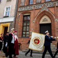 Uroczyste posiedzenie Senatu UMK na Rynku Staromiejskim 