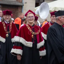Uroczyste posiedzenie Senatu UMK na Rynku Staromiejskim 