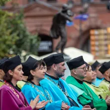 Uroczyste posiedzenie Senatu UMK na Rynku Staromiejskim 