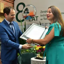 80-lecie Zespołu Szkół Inżynierii Środowiska w Toruniu, wręczenie Medalu "Za Zasługi dla Miasta Torunia"
