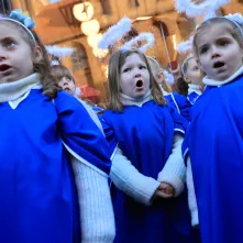 Toruńska starówka wzbogaciła się o kolejnego, siódmego aniołka.