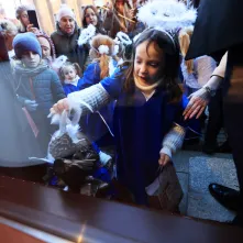 Toruńska starówka wzbogaciła się o kolejnego, siódmego aniołka.