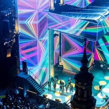 Szacujemy, że w Sylwestrowej Mocy Przebojów uczestniczyło na starówce ponad 20 tys. osób. Ile przed telewizorami? Czekamy na wyniki badań oglądalności.  31 grudnia na Rynku Staromiejskim (po raz drugi) odbyła się Sylwestrowa Moc Przebojów, zorganizowana przez Gminę Miasta Toruń, samorząd województwa kujawsko-pomorskiego i TV Polsat.  Wydarzenie - pomimo większej liczby uczestników niż rok temu - przebiegło spokojnie.  Dla mieszkańców i gości Torunia, a także widzów przed telewizorami zagrali, m.in. Perfect 