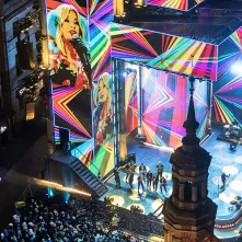 Szacujemy, że w Sylwestrowej Mocy Przebojów uczestniczyło na starówce ponad 20 tys. osób. Ile przed telewizorami? Czekamy na wyniki badań oglądalności.  31 grudnia na Rynku Staromiejskim (po raz drugi) odbyła się Sylwestrowa Moc Przebojów, zorganizowana przez Gminę Miasta Toruń, samorząd województwa kujawsko-pomorskiego i TV Polsat.  Wydarzenie - pomimo większej liczby uczestników niż rok temu - przebiegło spokojnie.  Dla mieszkańców i gości Torunia, a także widzów przed telewizorami zagrali, m.in. Perfect 