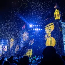 Szacujemy, że w Sylwestrowej Mocy Przebojów uczestniczyło na starówce ponad 20 tys. osób. Ile przed telewizorami? Czekamy na wyniki badań oglądalności.  31 grudnia na Rynku Staromiejskim (po raz drugi) odbyła się Sylwestrowa Moc Przebojów, zorganizowana przez Gminę Miasta Toruń, samorząd województwa kujawsko-pomorskiego i TV Polsat.  Wydarzenie - pomimo większej liczby uczestników niż rok temu - przebiegło spokojnie.  Dla mieszkańców i gości Torunia, a także widzów przed telewizorami zagrali, m.in. Perfect 