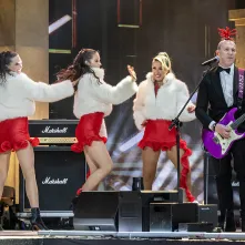 Szacujemy, że w Sylwestrowej Mocy Przebojów uczestniczyło na starówce ponad 20 tys. osób. Ile przed telewizorami? Czekamy na wyniki badań oglądalności.  31 grudnia na Rynku Staromiejskim (po raz drugi) odbyła się Sylwestrowa Moc Przebojów, zorganizowana przez Gminę Miasta Toruń, samorząd województwa kujawsko-pomorskiego i TV Polsat.  Wydarzenie - pomimo większej liczby uczestników niż rok temu - przebiegło spokojnie.  Dla mieszkańców i gości Torunia, a także widzów przed telewizorami zagrali, m.in. Perfect 