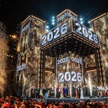 Szacujemy, że w Sylwestrowej Mocy Przebojów uczestniczyło na starówce ponad 20 tys. osób. Ile przed telewizorami? Czekamy na wyniki badań oglądalności.  31 grudnia na Rynku Staromiejskim (po raz drugi) odbyła się Sylwestrowa Moc Przebojów, zorganizowana przez Gminę Miasta Toruń, samorząd województwa kujawsko-pomorskiego i TV Polsat.  Wydarzenie - pomimo większej liczby uczestników niż rok temu - przebiegło spokojnie.  Dla mieszkańców i gości Torunia, a także widzów przed telewizorami zagrali, m.in. Perfect 