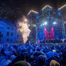 Szacujemy, że w Sylwestrowej Mocy Przebojów uczestniczyło na starówce ponad 20 tys. osób. Ile przed telewizorami? Czekamy na wyniki badań oglądalności.  31 grudnia na Rynku Staromiejskim (po raz drugi) odbyła się Sylwestrowa Moc Przebojów, zorganizowana przez Gminę Miasta Toruń, samorząd województwa kujawsko-pomorskiego i TV Polsat.  Wydarzenie - pomimo większej liczby uczestników niż rok temu - przebiegło spokojnie.  Dla mieszkańców i gości Torunia, a także widzów przed telewizorami zagrali, m.in. Perfect 