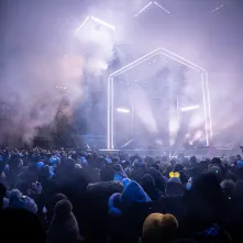 Szacujemy, że w Sylwestrowej Mocy Przebojów uczestniczyło na starówce ponad 20 tys. osób. Ile przed telewizorami? Czekamy na wyniki badań oglądalności.  31 grudnia na Rynku Staromiejskim (po raz drugi) odbyła się Sylwestrowa Moc Przebojów, zorganizowana przez Gminę Miasta Toruń, samorząd województwa kujawsko-pomorskiego i TV Polsat.  Wydarzenie - pomimo większej liczby uczestników niż rok temu - przebiegło spokojnie.  Dla mieszkańców i gości Torunia, a także widzów przed telewizorami zagrali, m.in. Perfect 