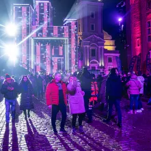 Szacujemy, że w Sylwestrowej Mocy Przebojów uczestniczyło na starówce ponad 20 tys. osób. Ile przed telewizorami? Czekamy na wyniki badań oglądalności.  31 grudnia na Rynku Staromiejskim (po raz drugi) odbyła się Sylwestrowa Moc Przebojów, zorganizowana przez Gminę Miasta Toruń, samorząd województwa kujawsko-pomorskiego i TV Polsat.  Wydarzenie - pomimo większej liczby uczestników niż rok temu - przebiegło spokojnie.  Dla mieszkańców i gości Torunia, a także widzów przed telewizorami zagrali, m.in. Perfect 