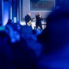 Szacujemy, że w Sylwestrowej Mocy Przebojów uczestniczyło na starówce ponad 20 tys. osób. Ile przed telewizorami? Czekamy na wyniki badań oglądalności.  31 grudnia na Rynku Staromiejskim (po raz drugi) odbyła się Sylwestrowa Moc Przebojów, zorganizowana przez Gminę Miasta Toruń, samorząd województwa kujawsko-pomorskiego i TV Polsat.  Wydarzenie - pomimo większej liczby uczestników niż rok temu - przebiegło spokojnie.  Dla mieszkańców i gości Torunia, a także widzów przed telewizorami zagrali, m.in. Perfect 