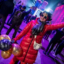 Szacujemy, że w Sylwestrowej Mocy Przebojów uczestniczyło na starówce ponad 20 tys. osób. Ile przed telewizorami? Czekamy na wyniki badań oglądalności.  31 grudnia na Rynku Staromiejskim (po raz drugi) odbyła się Sylwestrowa Moc Przebojów, zorganizowana przez Gminę Miasta Toruń, samorząd województwa kujawsko-pomorskiego i TV Polsat.  Wydarzenie - pomimo większej liczby uczestników niż rok temu - przebiegło spokojnie.  Dla mieszkańców i gości Torunia, a także widzów przed telewizorami zagrali, m.in. Perfect 