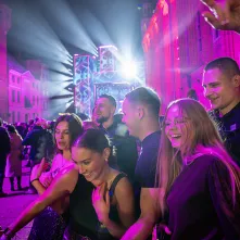 Szacujemy, że w Sylwestrowej Mocy Przebojów uczestniczyło na starówce ponad 20 tys. osób. Ile przed telewizorami? Czekamy na wyniki badań oglądalności.  31 grudnia na Rynku Staromiejskim (po raz drugi) odbyła się Sylwestrowa Moc Przebojów, zorganizowana przez Gminę Miasta Toruń, samorząd województwa kujawsko-pomorskiego i TV Polsat.  Wydarzenie - pomimo większej liczby uczestników niż rok temu - przebiegło spokojnie.  Dla mieszkańców i gości Torunia, a także widzów przed telewizorami zagrali, m.in. Perfect 