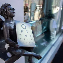 Aniołek prz ul. Szczytej 6 odsłonięty, 2.03.2026