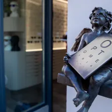 Aniołek prz ul. Szczytej 6 odsłonięty, 2.03.2026