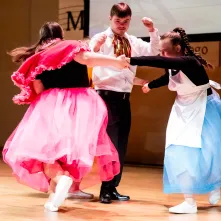 „Piękna i Bestia” w wykonaniu Teatru „Czy TAK, czy NIE?”