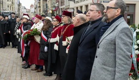 Obchody 553. urodzin Mikołaja Kopernika - złożenie kwiatów pod pomnikiem