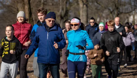 Międzypokoleniowy bieg w Parku Glazja
