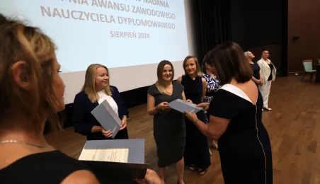 Nauczyciele dyplomowani odebrali akty nadania stopnia awansu