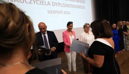 Nauczyciele dyplomowani odebrali akty nadania stopnia awansu