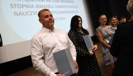 Nauczyciele dyplomowani odebrali akty nadania stopnia awansu