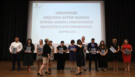 Nauczyciele dyplomowani odebrali akty nadania stopnia awansu