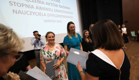 Nauczyciele dyplomowani odebrali akty nadania stopnia awansu