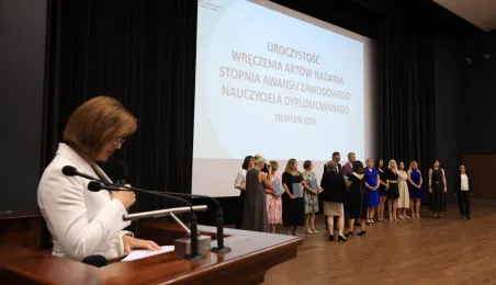 Nauczyciele dyplomowani odebrali akty nadania stopnia awansu
