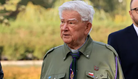 Kwiaty pod pomnikiem ks. Popiełuszki i tablicą Solidarności