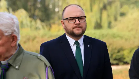 Kwiaty pod pomnikiem ks. Popiełuszki i tablicą Solidarności