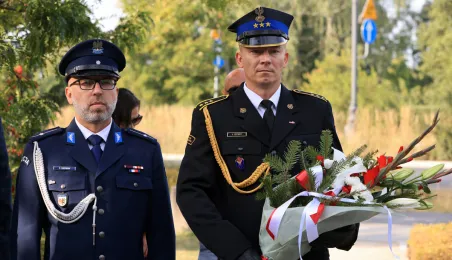 Kwiaty pod pomnikiem ks. Popiełuszki i tablicą Solidarności