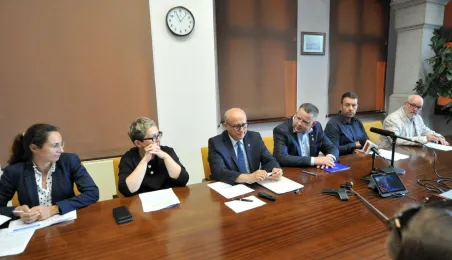 Uczestnicy konferencji za stołem