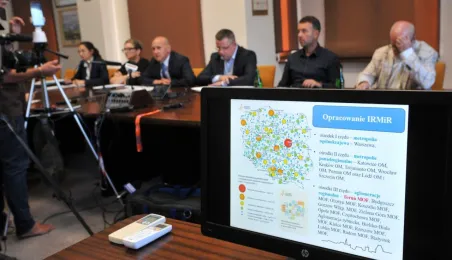 Ekran komputera ze slajdem prezentacji na tle uczestników