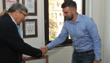 Z dziekanem Boehlke wita się Patryk Wawrzyński, pełnomocnik prezydenta Torunia ds. dialogu